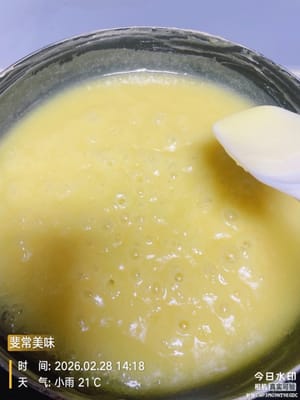 熬糖(全程小火!)
必須用不沾鍋,把奶油、白砂糖、鹽、鮮奶油(或水飴)都倒進去。
全程用最小火,別中途調大火,不然容易出油。一直不停翻拌,鍋邊也要刮到,保證受熱均勻。我熬了大概30分鐘,你也得有點耐心。
圓鍋比較好鏟,別問我為什麼知道😂