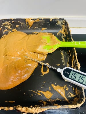判斷糖熬好了沒:
 有溫度計:熬到150-155°C左右。
沒溫度計:從顏色判斷焦糖色的時候,滴一滴糖漿到冷水裡,拿出嚟如果是嘎嘣脆的硬糖,就ok了。