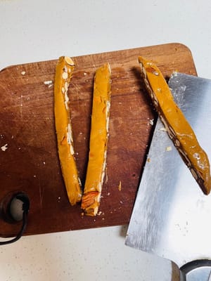 切塊(趁熱!)
等糖還有點燙、大概六七十度的時候,趕緊移到砧板上切條切塊。
切的時候,剩下的糖要立刻放回焗爐保溫,不然冷了再切就全碎成渣了。