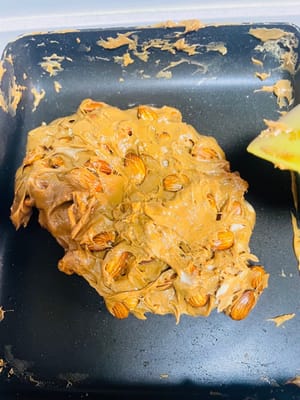 混合巴旦木:
把保溫的巴旦木從焗爐拿出嚟,立刻倒進熬好的焦糖裡,快速翻拌均勻。
裝巴旦木的焗盤別拿出嚟,繼續留在焗爐裡保溫,等下整形用。