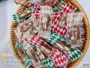 包裝
等糖完全涼透了,就可以用糖紙包起嚟,送人或者自己吃都方便。