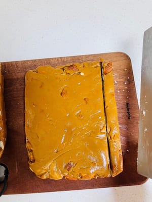 切塊(趁熱!)
等糖還有點燙、大概六七十度的時候,趕緊移到砧板上切條切塊。
切的時候,剩下的糖要立刻放回焗爐保溫,不然冷了再切就全碎成渣了。