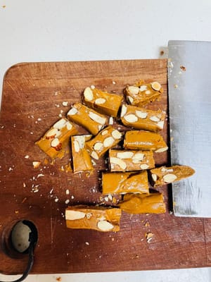 切塊(趁熱!)
等糖還有點燙、大概六七十度的時候,趕緊移到砧板上切條切塊。
切的時候,剩下的糖要立刻放回焗爐保溫,不然冷了再切就全碎成渣了。