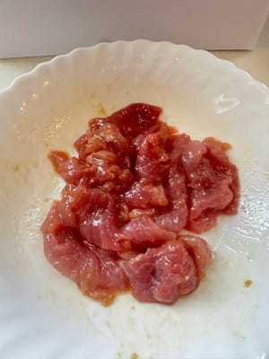 Heat the pan, add oil, stir-fry the lean meat for 2 minutes. Serve on a plate and set aside.