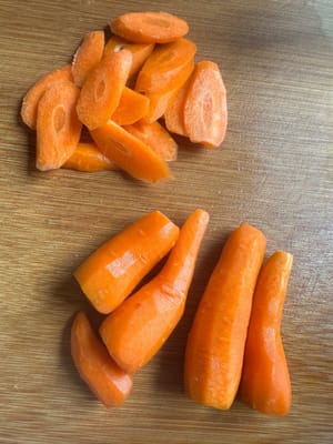Homemade carrots. Hard to specify the size. Decide the amount yourself.