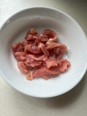 Marinate lean meat with a little oil, salt, sugar, and soy sauce, set aside