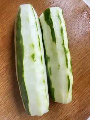 Wash the cucumbers, peel off a small amount of skin, and cut into diamond-shaped pieces.
