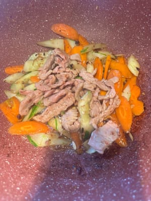 Add lean meat. Stir-fry for 1 minute. Thicken with starch and stir-fry twice before turning off the heat.