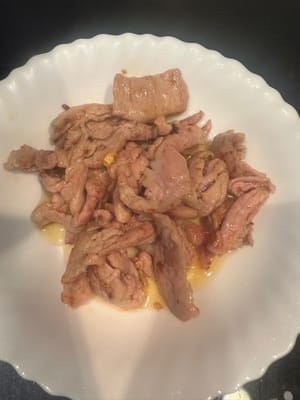 Heat the pan, add oil, stir-fry the lean meat for 2 minutes. Serve on a plate and set aside.