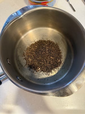 鍋中加入茶葉