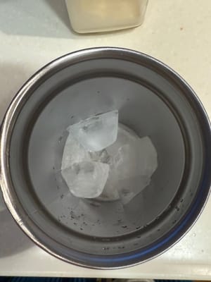 杯中加入適量冰塊，然後倒入奶茶