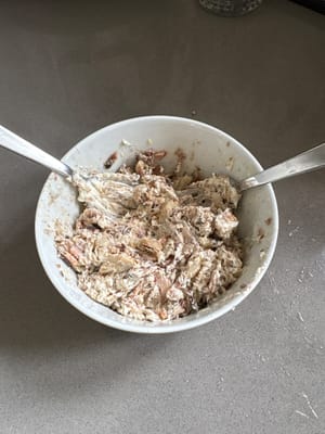 Campurkan krim keju dan sarden dengan baik dalam mangkuk
