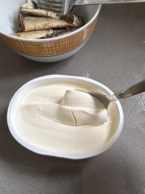 Tambahkan seluruh bungkus krim keju ke dalam mangkuk