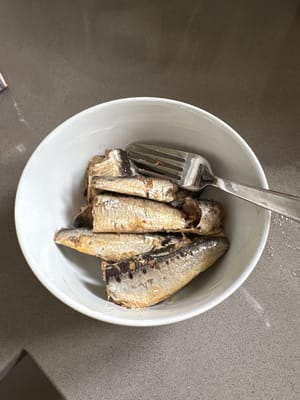Taruh ikan sarden ke dalam mangkuk besar