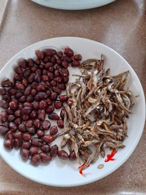 Wash the anchovies clean, then fry them until crispy, set aside.