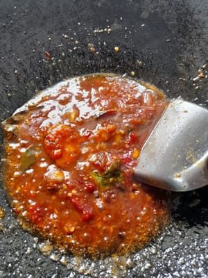 Add 100 ml of water, brown sugar, salt, chicken stock, tamarind water, granulated sugar, sweet soy sauce, stir well, adjust the taste. Cook over low heat while stirring until it thickens.