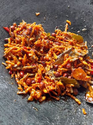 Add the peanuts, tempeh and anchovies, stir quickly so that the spices are evenly distributed but be careful so that the tempeh doesn't fall apart, turn off the heat.