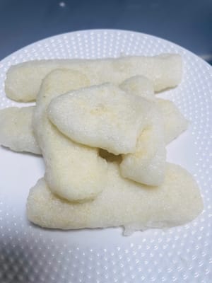 加料開吃
1. 材料：熟黃豆粉（超市買或自炒黃豆打碎 ）、花生碎（花生炒香擀碎 ）、白芝麻（熟的，生的就炒炒 ） 。
2.糍粑放盤裡，先撒黃豆粉，再撒花生碎、白芝麻，最後澆紅糖漿（可以買現成的，也可以紅糖加水熬稠 ）。香得能把鄰居引嚟！