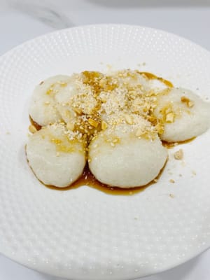加料開吃
1. 材料：熟黃豆粉（超市買或自炒黃豆打碎 ）、花生碎（花生炒香擀碎 ）、白芝麻（熟的，生的就炒炒 ） 。
2.糍粑放盤裡，先撒黃豆粉，再撒花生碎、白芝麻，最後澆紅糖漿（可以買現成的，也可以紅糖加水熬稠 ）。香得能把鄰居引嚟！