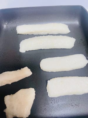 加料開吃
1. 材料：熟黃豆粉（超市買或自炒黃豆打碎 ）、花生碎（花生炒香擀碎 ）、白芝麻（熟的，生的就炒炒 ） 。
2.糍粑放盤裡，先撒黃豆粉，再撒花生碎、白芝麻，最後澆紅糖漿（可以買現成的，也可以紅糖加水熬稠 ）。香得能把鄰居引嚟！