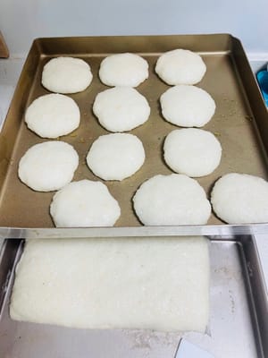 整形
1.備點油（最好是玉米油）、或黏米粉或清水。戴上手套，防燙手黏手。
2.等糯米飯不那麼燙了，開始整形。想做圓球，就抓一團搓成球；想做長條，就搓成長條，隨你心意整！