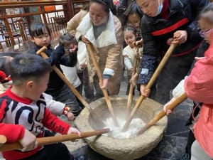 Auf den Straßen von Sichuan und Chongqing sieht man oft Leute, die Klebreiskuchen auf der Stelle zerschlagen. Das Schlagen mit einem Holzhammer ist eine „magische Waffe“, um Kunden anzulocken.