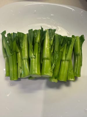 Den Pak Choi waschen und in Stücke schneiden. Wasser in einem Topf zum Kochen bringen, etwas Salz und Öl hinzufügen, den Pak Choi blanchieren, bis er zu 90 % gar ist, dann den Herd ausschalten.