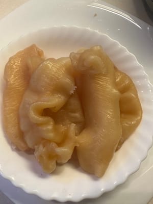 Die Fischblase waschen und in kleine Stücke schneiden.