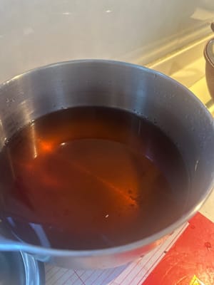 Shiitake-Pilze mit etwas Speiseöl einweichen, damit sie elastischer werden. Das Einweichwasser nicht wegschütten, sondern zum Schmoren der Pilze verwenden.