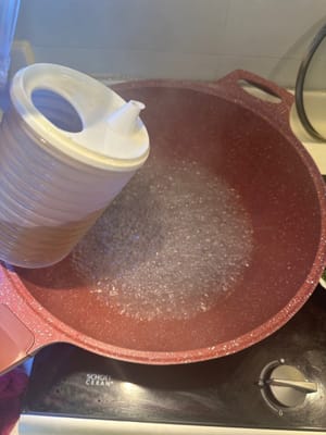 Den Pak Choi waschen und in Stücke schneiden. Wasser in einem Topf zum Kochen bringen, etwas Salz und Öl hinzufügen, den Pak Choi blanchieren, bis er zu 90 % gar ist, dann den Herd ausschalten.