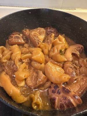 Die Sauce zugedeckt bei starker Hitze einkochen lassen, dann Sesamöl für das Aroma hinzufügen.