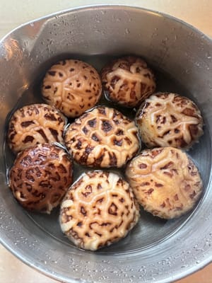 Die Shiitake-Pilze mit Maisstärke und Wasser abspülen und anschließend über Nacht einweichen, bis sie weich sind.