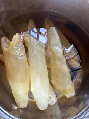 Die Fischblase über Nacht einweichen, bis sie sich ausdehnt.