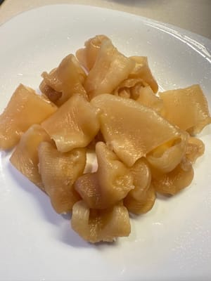 Die Fischblase waschen und in kleine Stücke schneiden.