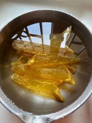 Die Fischblase über Nacht einweichen, bis sie sich ausdehnt.