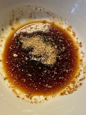 Deckel abnehmen, Austernsauce, helle Sojasauce, Pfeffer und Salz hinzufügen und zwei Minuten kochen lassen. Fischblase hinzufügen und weitere acht Minuten köcheln lassen.