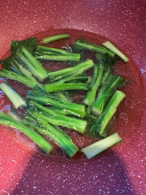 Den Pak Choi waschen und in Stücke schneiden. Wasser in einem Topf zum Kochen bringen, etwas Salz und Öl hinzufügen, den Pak Choi blanchieren, bis er zu 90 % gar ist, dann den Herd ausschalten.