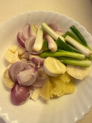 Frühlingszwiebeln, Knoblauch und Schalotten fein hacken.