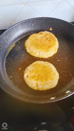 Panaskan wajan dan tambahkan minyak. Masukkan panekuk ke dalamnya dan lanjutkan memanaskan minyak.