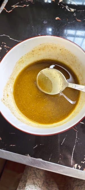 Campurkan dua sendok teh tepung terigu dengan satu sendok teh garam dan merica, tuang dua sendok teh minyak panas di atasnya, aduk rata.