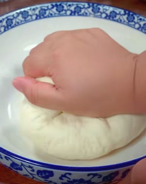 Uleni hingga menjadi adonan halus, tutup dengan plastik wrap untuk mengunci kelembabannya, dan sisihkan.