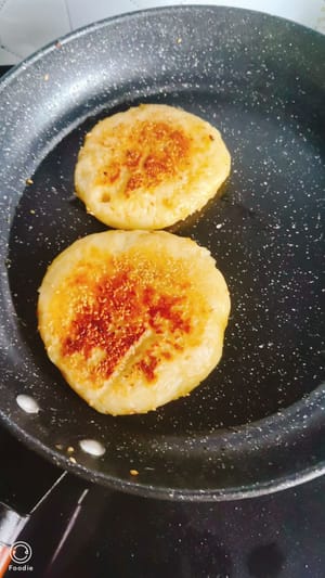 Goreng dengan api kecil sampai kedua sisi berwarna cokelat keemasan dan matang.