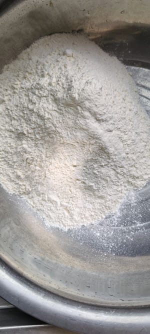250g tepung terigu, 60% ml air, 150 ml air hangat, 3-4g gula, menambahkan gula akan membuat efek self-raising lebih baik