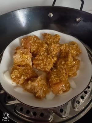 Wasser aufkochen und Gemüse dazugeben. Zugedeckt bei starker Hitze 20 Minuten dünsten.