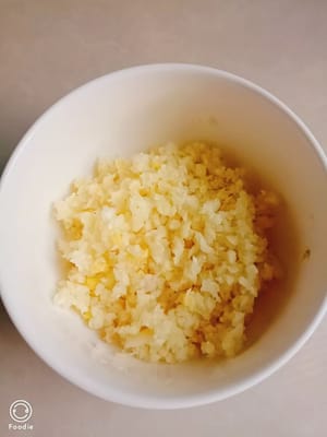 30 g Knoblauch in eine Schüssel geben, etwas Öl erhitzen und zur Aromaanreicherung 20 ml 200 Grad heißes Öl darüber gießen. Etwas Salz, etwas Zucker, zwei Teelöffel Sojasauce und zwei Esslöffel Austernsauce dazugeben.