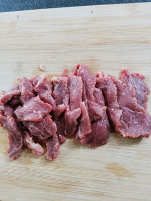 tagliare la carne di manzo a pezzi di 1 cm di spessore o a piacere