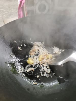 Preparate una padella, versateci l'olio, aspettate che sia caldo, poi aggiungete gli scalogni, l'aglio e lo zenzero.