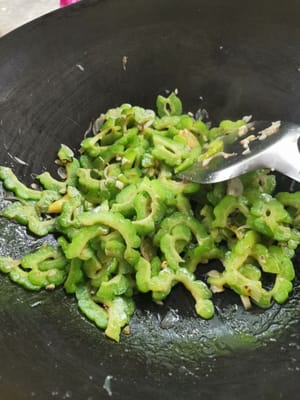 poi mescola e aggiungi 1 cucchiaino di sale e 1 cucchiaino di zucchero