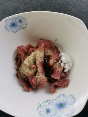 poi condire la carne (salsa di soia, salsa di ostriche, zucchero, pepe, farina di tapioca)