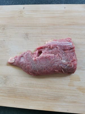 lavare bene la carne e poi asciugarla.